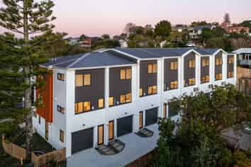 2/90 Stredwick Drive, Torbay