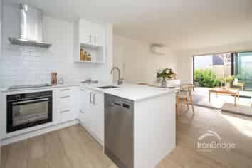30E Hills Road, Edgeware