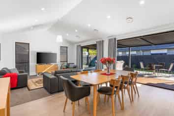 61 Queen Charlotte Drive, Aotea