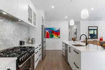 61 Queen Charlotte Drive, Aotea