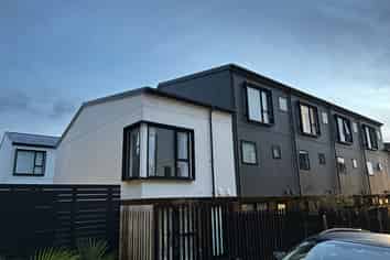24 Ara Mara Hua , Henderson