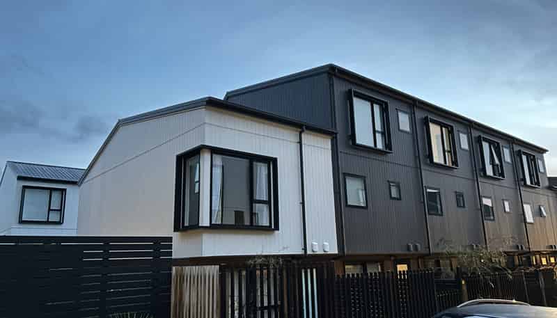 24 Ara Mara Hua , Henderson