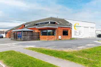 Modern Warehouse - Great Location