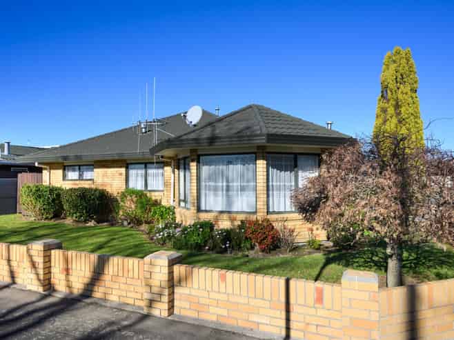 714 Pioneer Highway, Takaro
