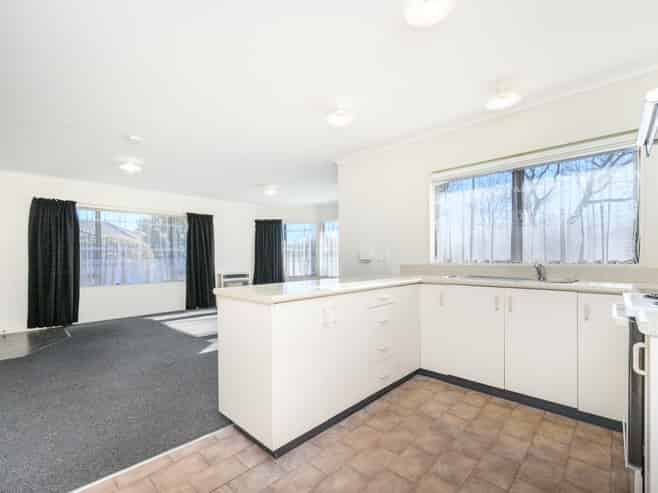 714 Pioneer Highway, Takaro
