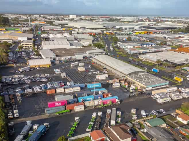 Warehouse and Yard - Bayleys Master Agency