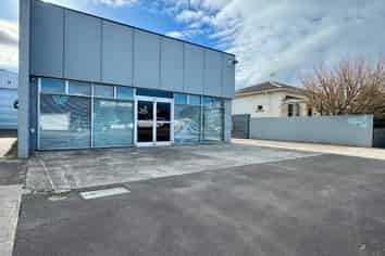 235sqm Showroom and Warehouse For Lease