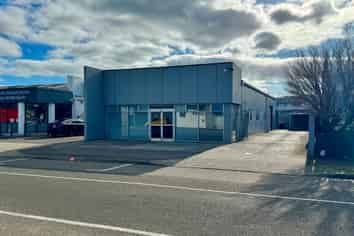 235sqm Showroom and Warehouse For Lease