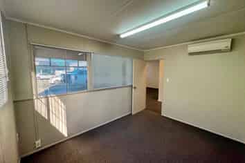 235sqm Showroom and Warehouse For Lease