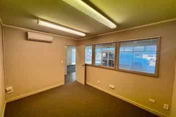 235sqm Showroom and Warehouse For Lease