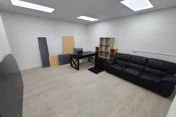 374M² ROAD FRONTAGE OFFICE/ RETAIL SPACE
