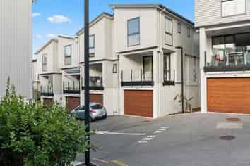 9/10 Silver Moon Road, Albany Heights