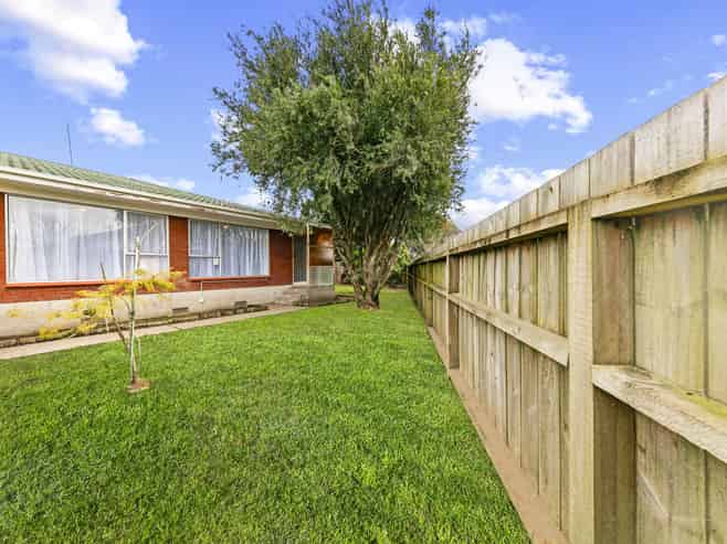 2/36 Blacklock Avenue, Henderson