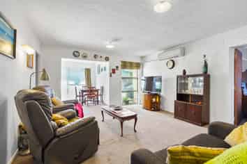 2/10 Hunter Street, Hamilton Lake