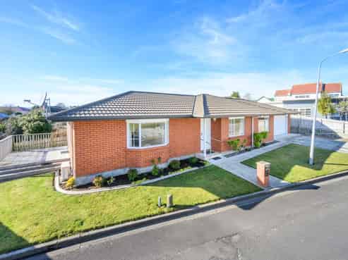 1A Kings Court, Roslyn