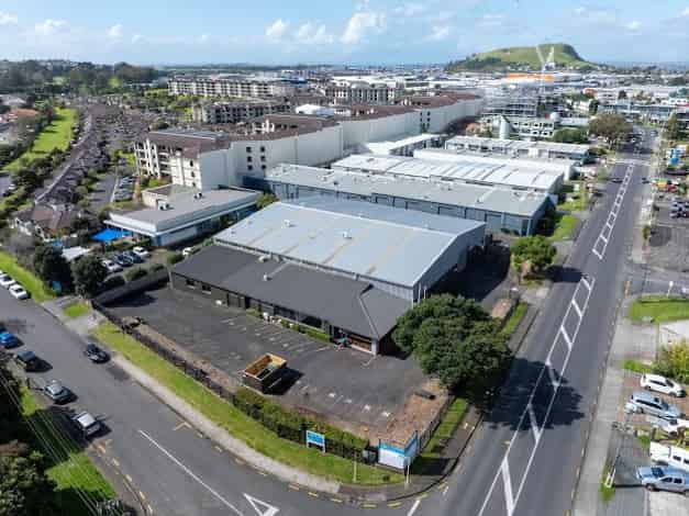CBRE | High Profile Corner Site in Mt Wellington