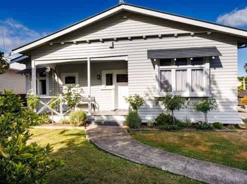 8 Burns Avenue, Takaro