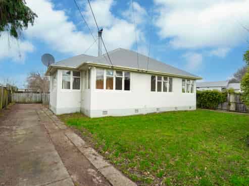 110 Emmett Street, Shirley
