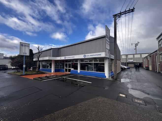 Warehouse with showroom on Udy Street!
