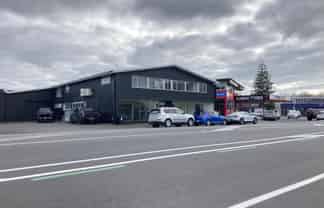 High profile showroom and warehouse on King St