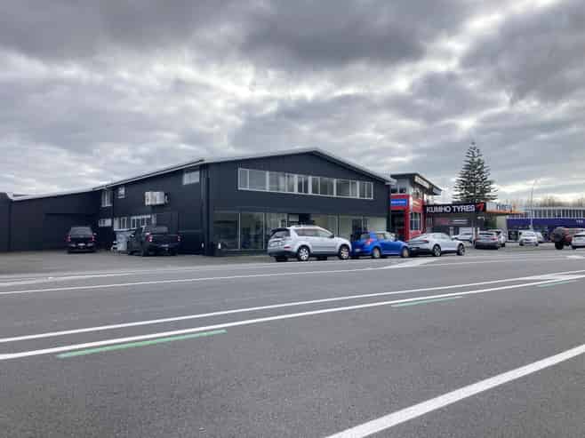 High profile showroom and warehouse on King St