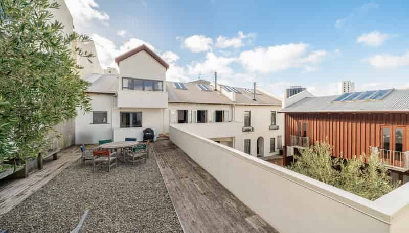 2/12 Little George Street, Thorndon