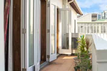 2/12 Little George Street, Thorndon