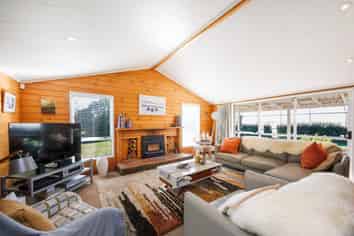 7 Campbell Road, Aorangi