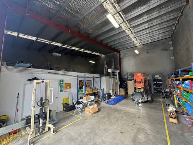 Tidy standalone warehouse/office