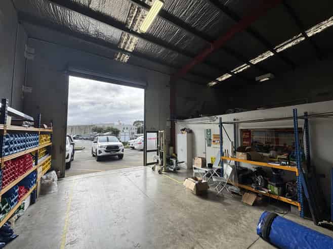 Tidy standalone warehouse/office
