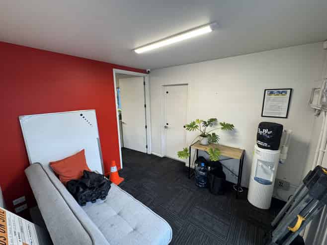 Tidy standalone warehouse/office
