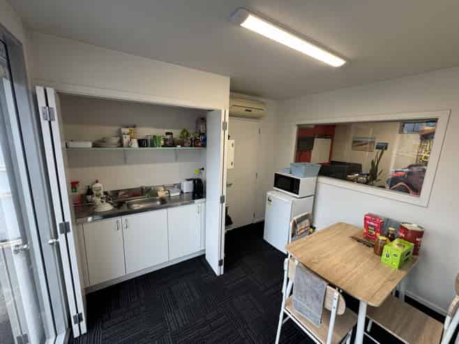 Tidy standalone warehouse/office