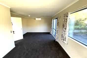 30b Domanski Crescent, Owhiro Bay