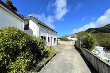 30b Domanski Crescent, Owhiro Bay