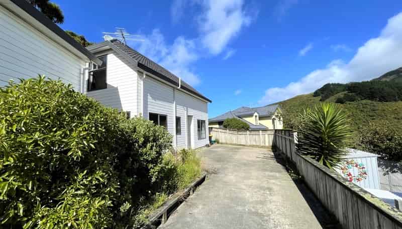 30b Domanski Crescent, Owhiro Bay