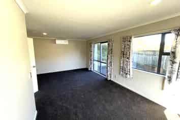 30b Domanski Crescent, Owhiro Bay