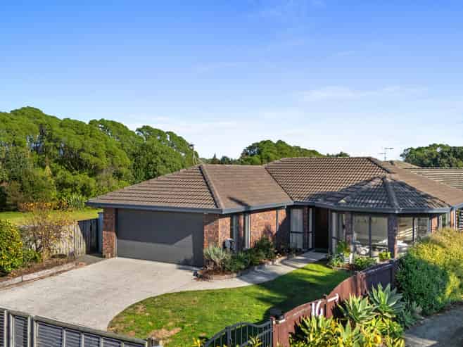 14 Lamia Grove, Papamoa