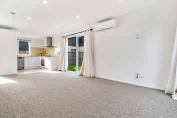 2/8 Mila Paige Close, Glenview