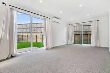 2/8 Mila Paige Close, Glenview