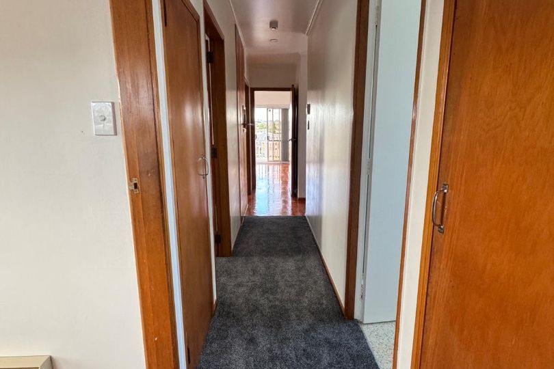 Newly Renovated 3-Bedroom Family Home – Prime Location in Manurewa - Więcej