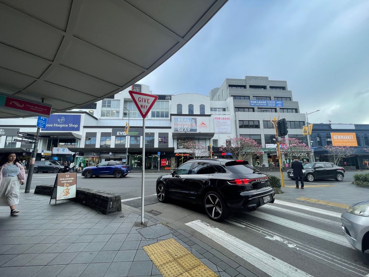 High Visibility Retail on Broadway - Ansicht 6