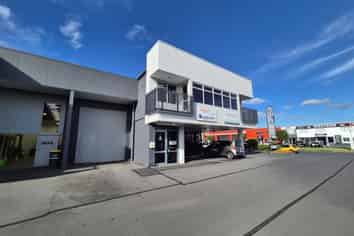 Affordable ground floor office with parking
