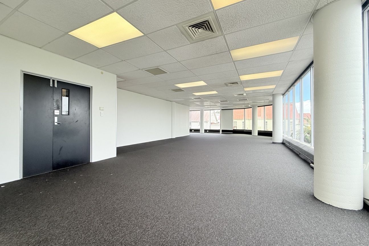 Refurbished and Ready to Go | 240 m² - Aanzicht 3
