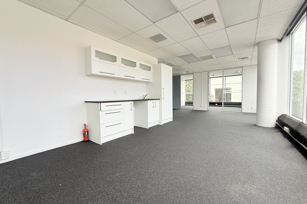 Refurbished and Ready to Go | 240 m² - Aanzicht 4