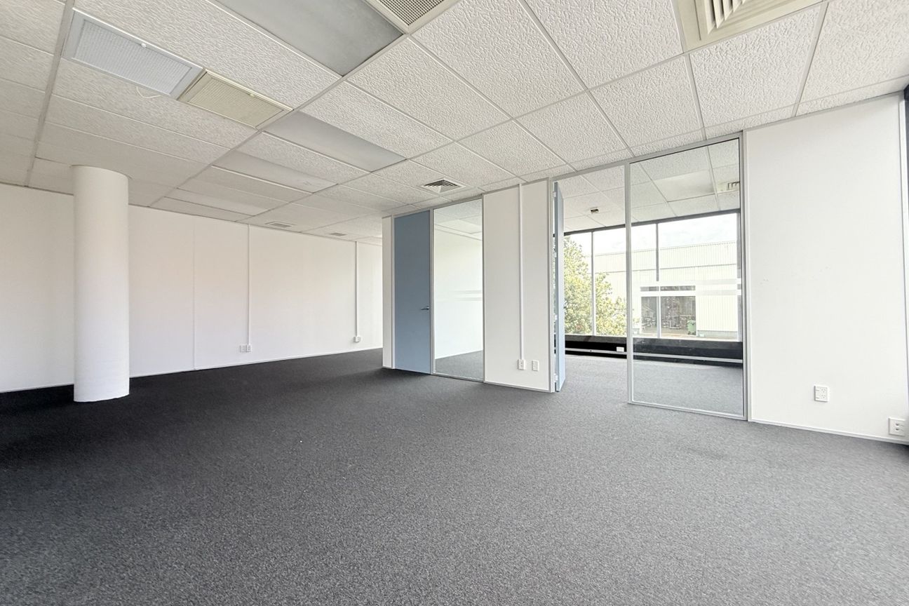 Refurbished and Ready to Go | 240 m² - Aanzicht 5