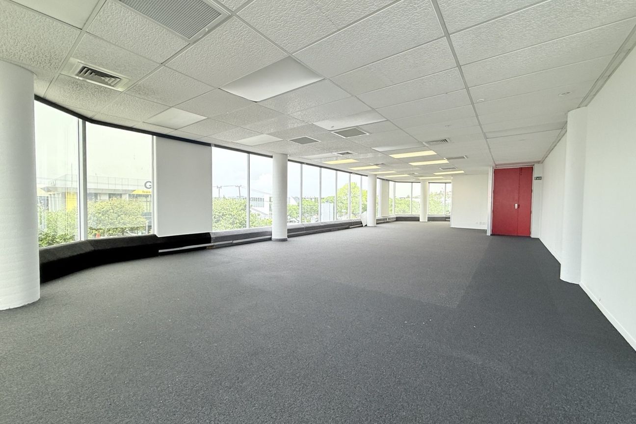 Refurbished and Ready to Go | 240 m² - Aanzicht 2