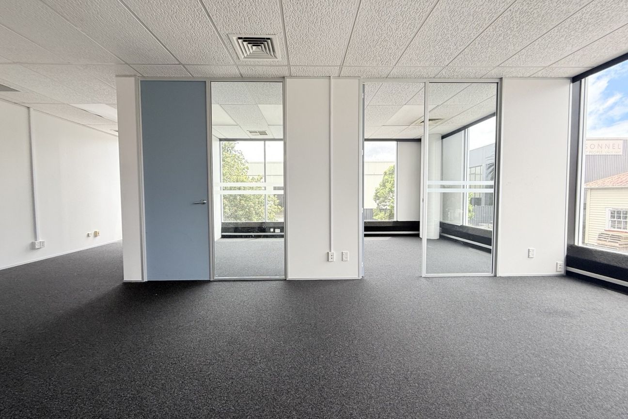 Refurbished and Ready to Go | 240 m² - Aanzicht 6