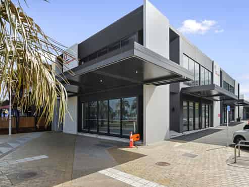 Unrivalled exposure, seamless indoor-outdoor flow