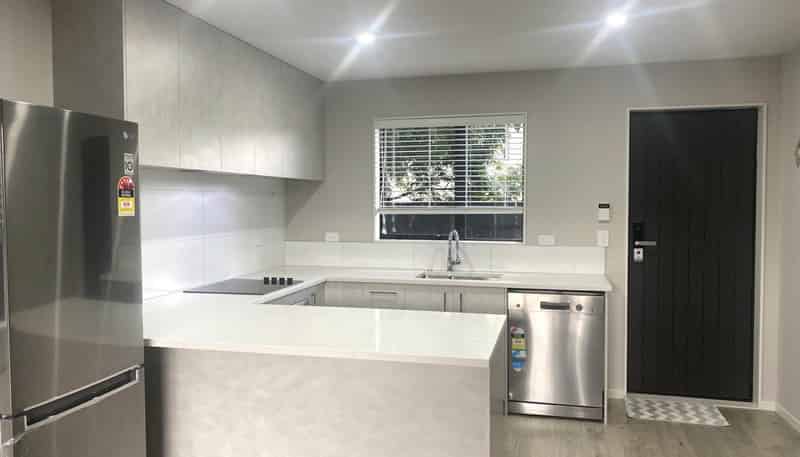 8/30 West Coast Road, Glen Eden