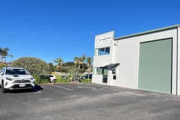 INDUSTRIAL UNIT FOR SALE IN WESTGATE
